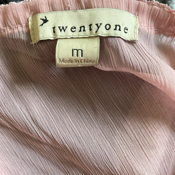 *SOLD** 🎀PINK LACE BLOUCE 🩰🎀 - Picture 5 of 9